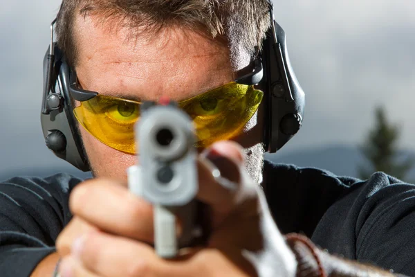 Man shooting on an outdoor shooting range — Stock Photo, Image