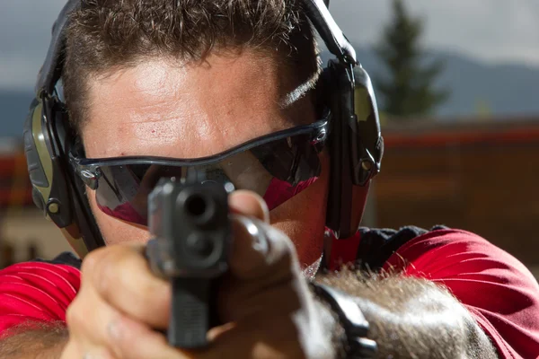 Mann schießt auf Schießstand im Freien — Stockfoto