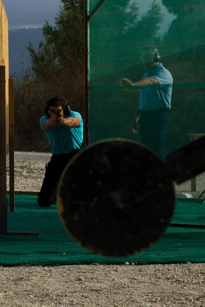 Man shooting on an outdoor shooting range — Stock Photo, Image