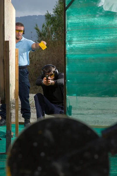 Man shooting on an outdoor shooting range — Stock Photo, Image