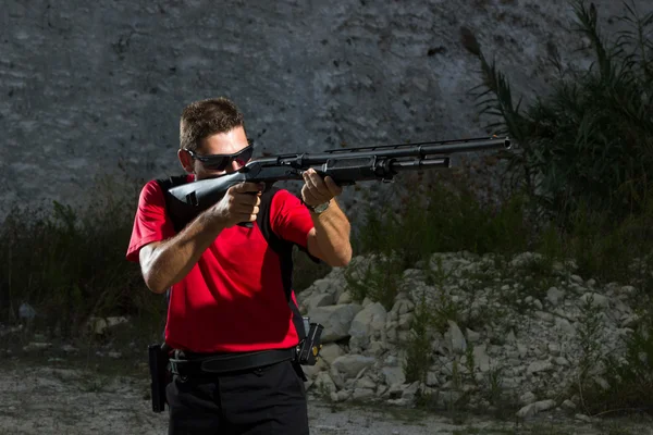 Man shooting on an outdoor shooting range — Stock Photo, Image