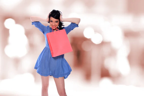 Uma foto de uma mulher fazendo compras ao ar livre — Fotografia de Stock