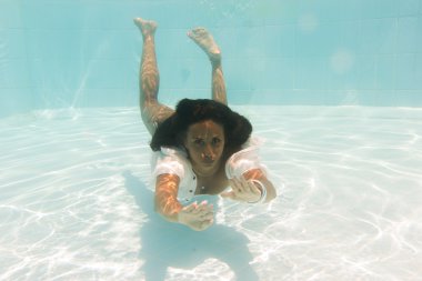 kadın undewater Yüzme Havuzu