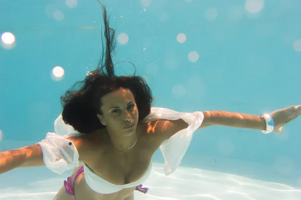 Vrouw undewater in het zwembad — Stockfoto