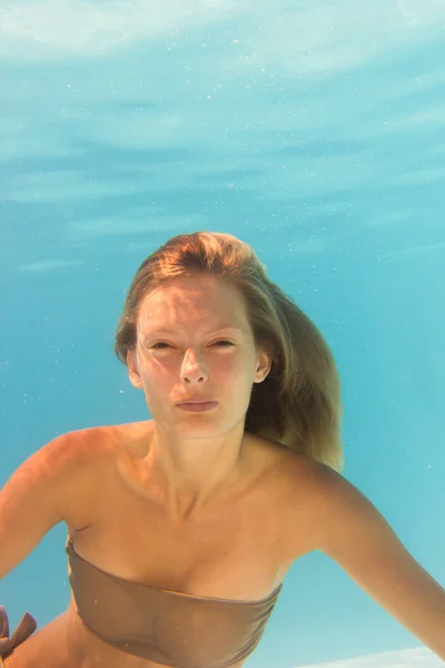 Mulher subaquática na piscina — Fotografia de Stock