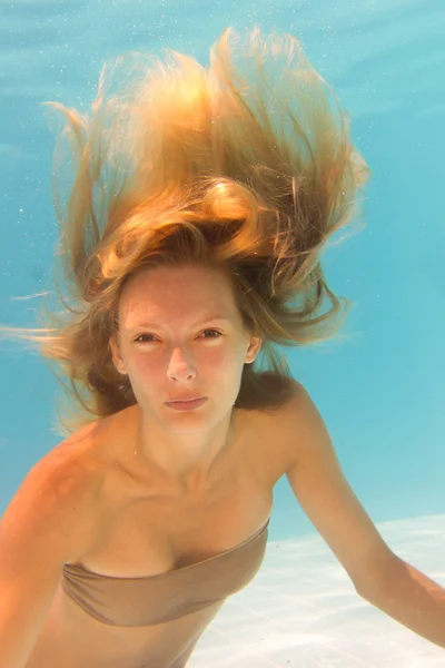 Žena undewater v bazénu — Stock fotografie