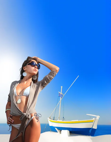 Młoda kobieta w oia santorini Wyspy Grecji — Zdjęcie stockowe