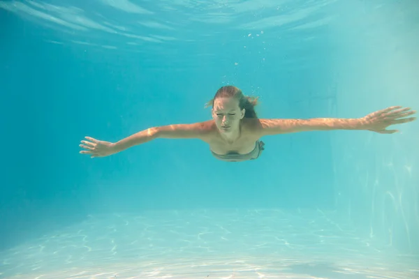 Mulher subaquática na piscina — Fotografia de Stock