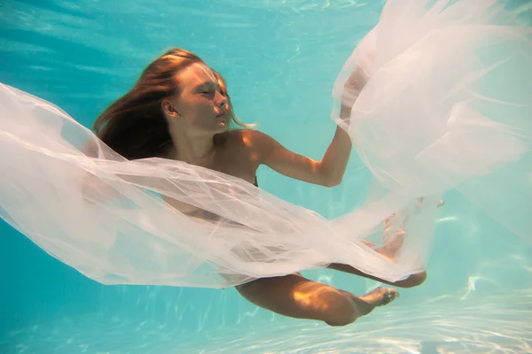 Donna undewater in piscina — Foto Stock