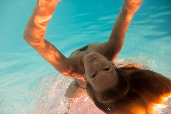 Vrouw undewater in het zwembad — Stockfoto