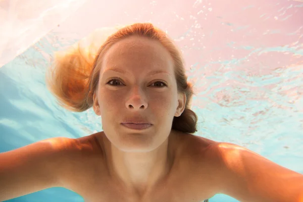 Mulher subaquática na piscina — Fotografia de Stock