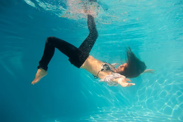 Mulher subaquática na piscina — Fotografia de Stock