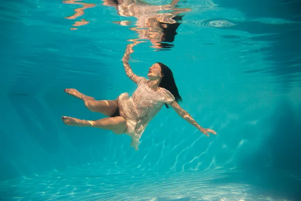 Mujer undewater en la piscina — Foto de Stock