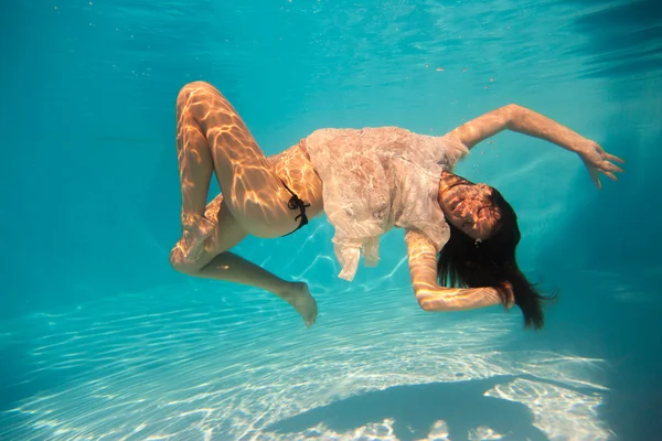 Woman undewater in the swimming pool — Stock Photo, Image