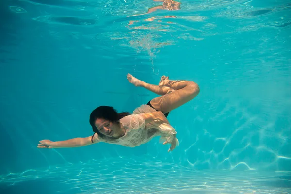 Mujer undewater en la piscina — Foto de Stock