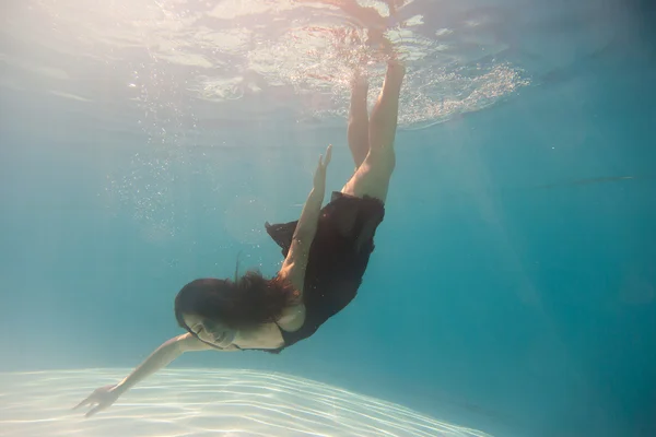 Kadın undewater Yüzme Havuzu — Stok fotoğraf