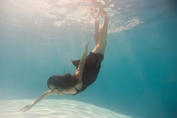 Donna undewater in piscina — Foto Stock