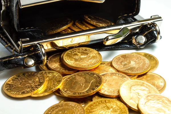 Monedas de oro en bolso — Foto de Stock