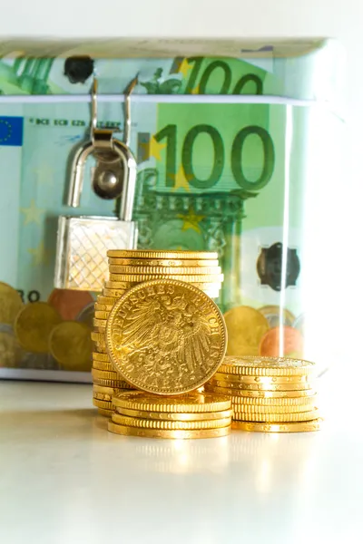 Euro geld doos met gouden munten — Stockfoto