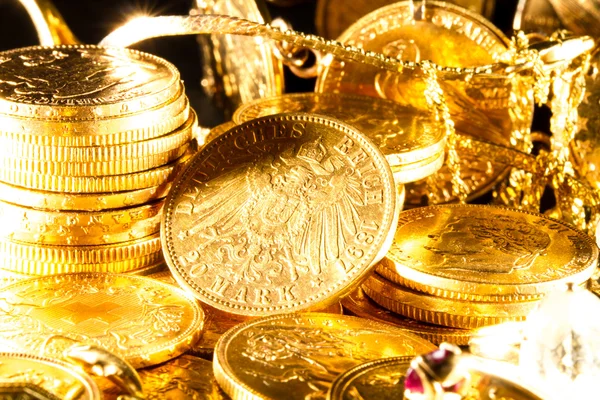 Juwelen en gouden munten — Stockfoto