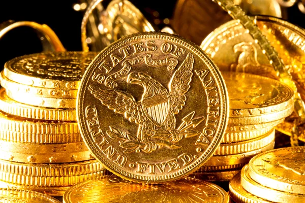 Joyas y monedas de oro — Foto de Stock