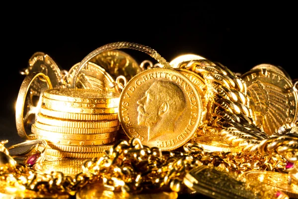 Коштовності та золоті монети — стокове фото