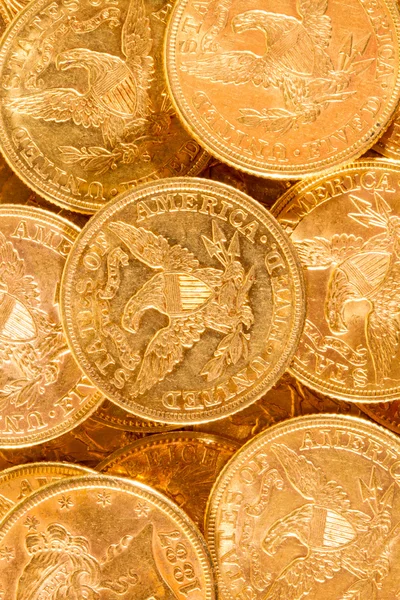 Золотые монеты на пять долларов — стоковое фото