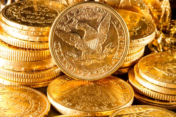 Cinco dólares monedas de oro — Foto de Stock