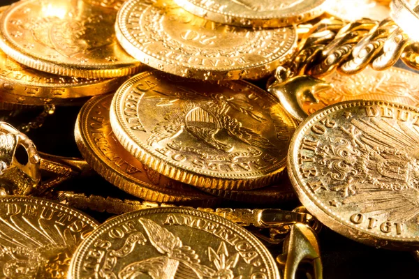 Joyas y monedas de oro — Foto de Stock