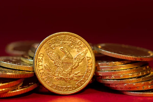 Cinco dólares monedas de oro — Foto de Stock