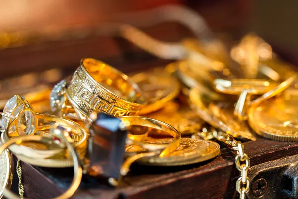 Juwelen und Goldmünzen — Stockfoto