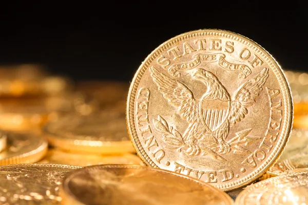 Cinco dólares monedas de oro — Foto de Stock