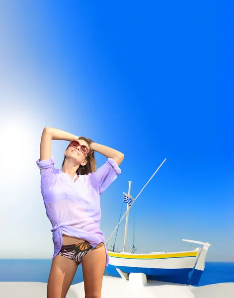Mladá žena v oia santorini island Řecko — Stock fotografie