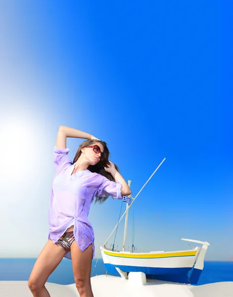 Mujer joven en Oia Isla de Santorini Grecia —  Fotos de Stock