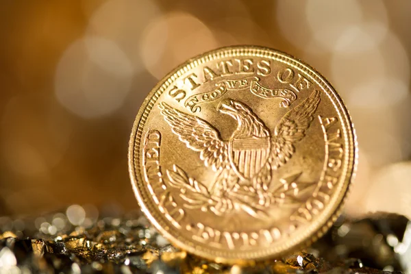 Cinco dólares monedas de oro — Foto de Stock