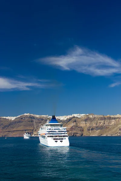Výletní loď nedaleko ostrova Santorini — Stock fotografie