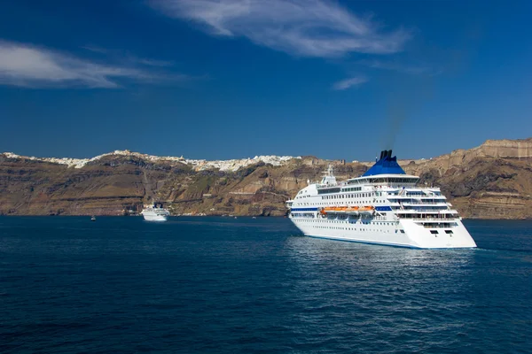 Cruise ship near island of Santorini — Stock Photo, Image