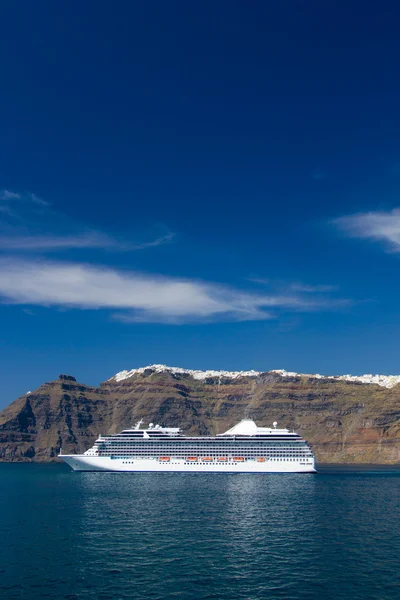 Výletní loď nedaleko ostrova Santorini — Stock fotografie