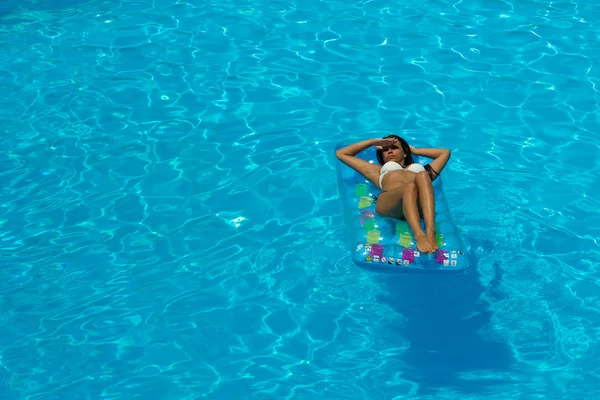 Woman relaxing at the swimming pool — Stock Photo, Image