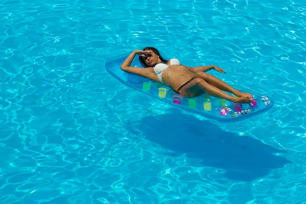 Mulher relaxante na piscina — Fotografia de Stock