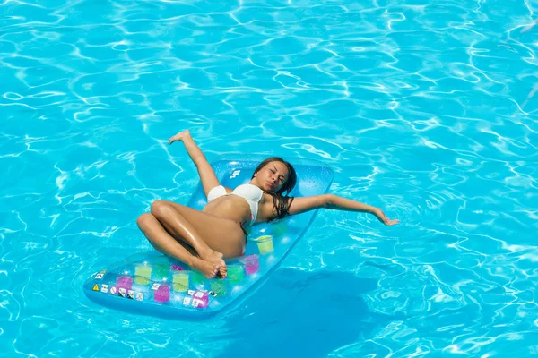Женщина отдыхает в бассейне — стоковое фото