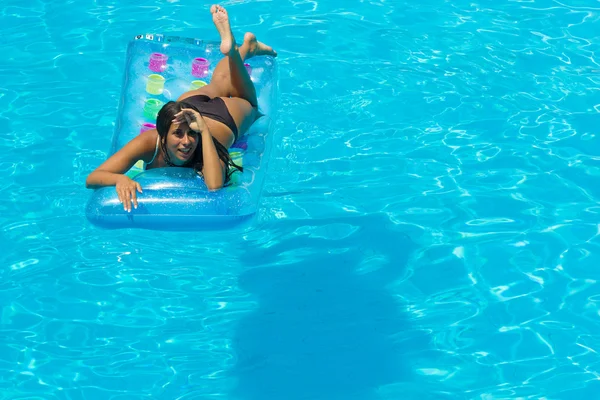 Mujer relajándose en la piscina —  Fotos de Stock