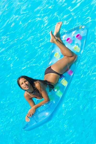 Kvinna avkopplande vid poolen — Stockfoto