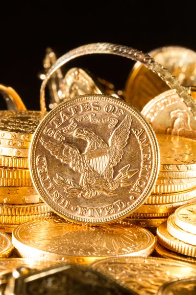 Cinco dólares monedas de oro — Foto de Stock