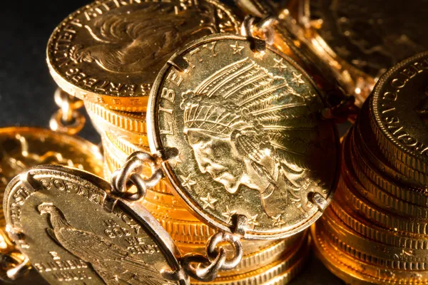 Золотые монеты на пять долларов — стоковое фото