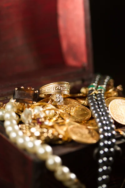 Joyas y monedas de oro —  Fotos de Stock