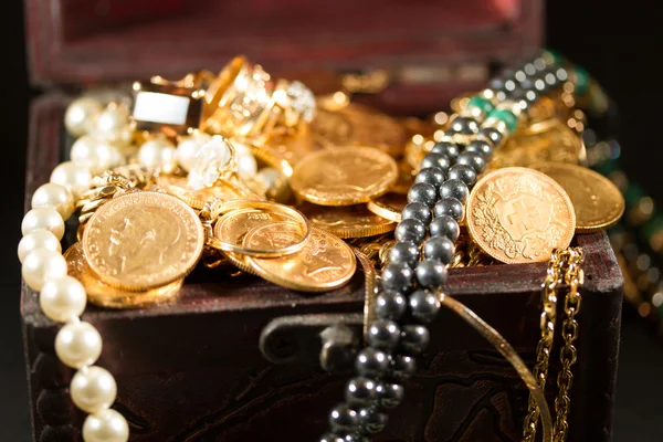 Jewels and gold coins — Stock Photo, Image