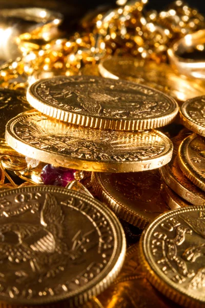 Juwelen en gouden munten — Stockfoto