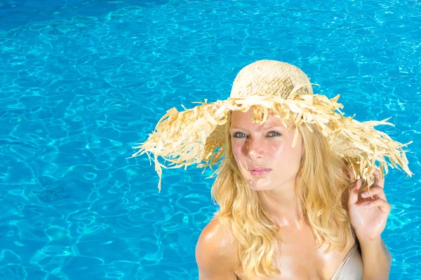 Woman at the swimming pool — Stock Photo, Image