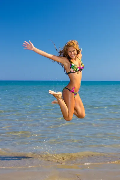 Mulher na praia — Fotografia de Stock